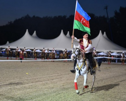 Qarabağ atları  “Kral Vindzor At Şousu”nun tamaşaçılarını valeh edib